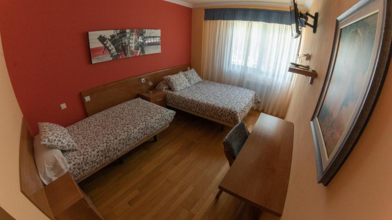Hostal Santiago 2 บูร์โกส ภายนอก รูปภาพ