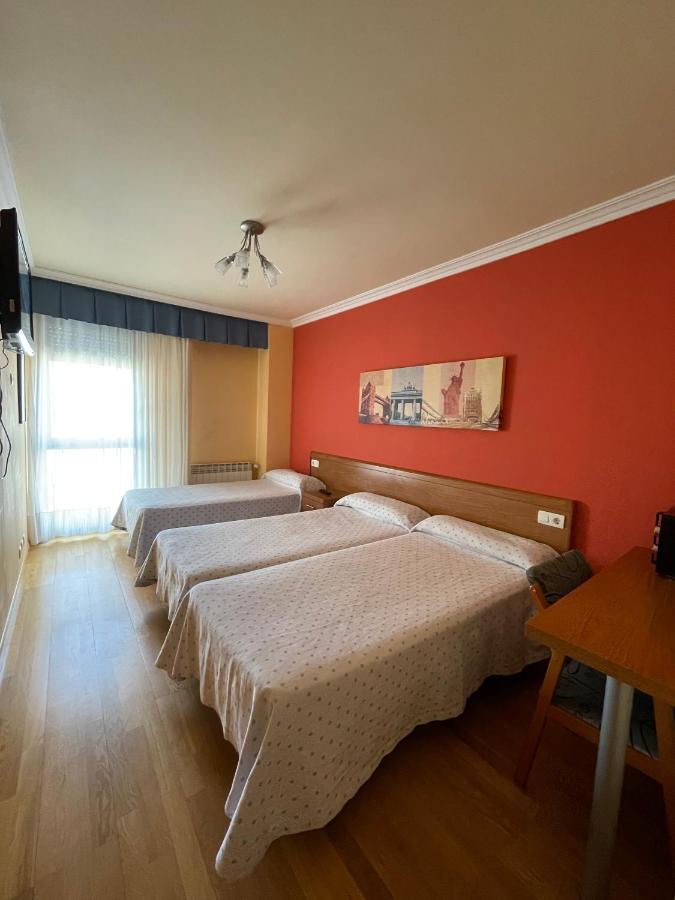 Hostal Santiago 2 บูร์โกส ภายนอก รูปภาพ