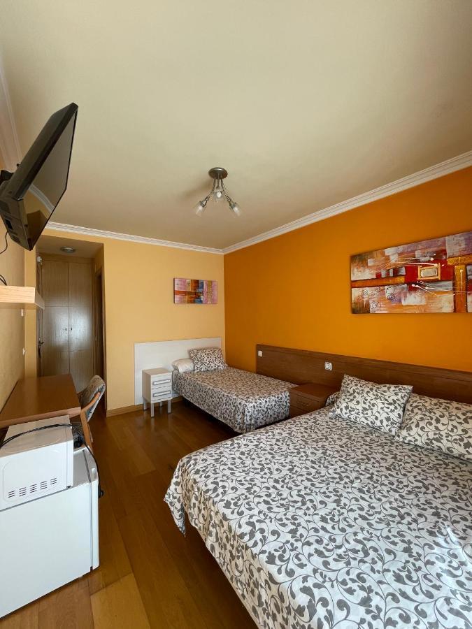 Hostal Santiago 2 บูร์โกส ภายนอก รูปภาพ