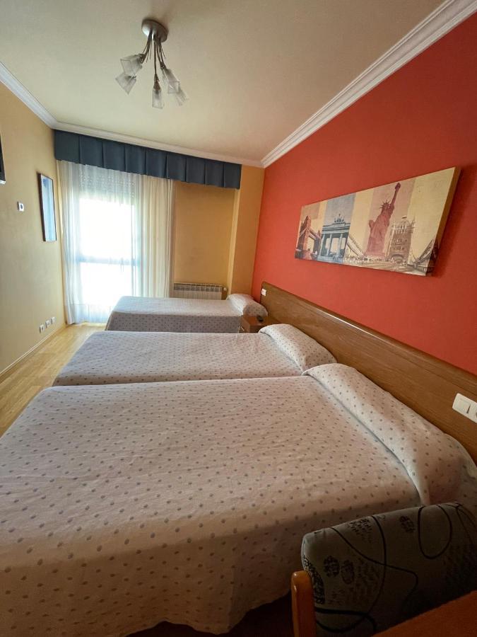 Hostal Santiago 2 บูร์โกส ภายนอก รูปภาพ