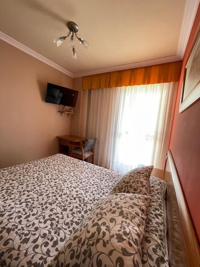 Hostal Santiago 2 บูร์โกส ภายนอก รูปภาพ