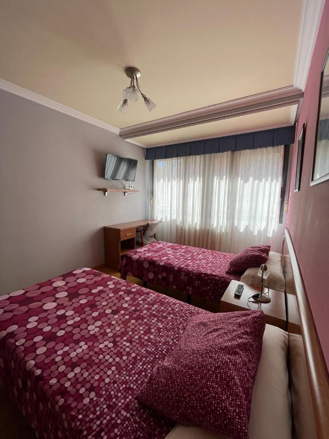 Hostal Santiago 2 บูร์โกส ภายนอก รูปภาพ