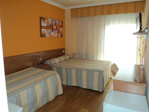 Hostal Santiago 2 บูร์โกส ภายนอก รูปภาพ