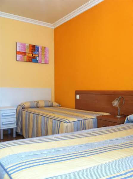 Hostal Santiago 2 บูร์โกส ภายนอก รูปภาพ