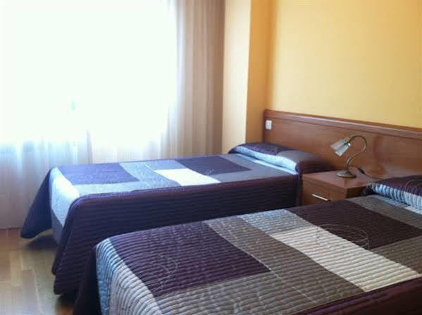 Hostal Santiago 2 บูร์โกส ภายนอก รูปภาพ