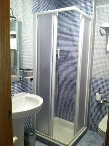 Hostal Santiago 2 บูร์โกส ภายนอก รูปภาพ